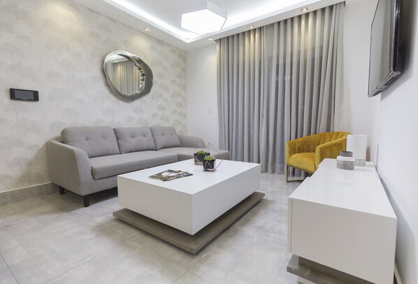 Luxury-Apartment | Wohnbereich | Fernseher