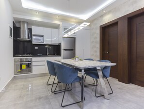 Luxury-Apartment | Eigene Küche | Kühlschrank, Mikrowelle, Ofen, Herdplatte