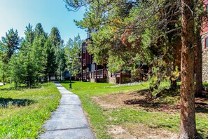 Property grounds - Spacious, in-town condo with balcony, pools, hot tub, tennis - walk to lifts (Breckenridge)