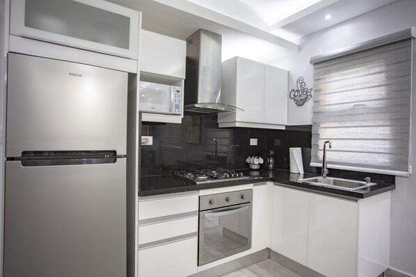 Business Apartment | Private kitchen | Fridge, microwave, oven, stovetop