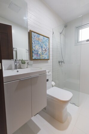 Leilighet – comfort | Bad | Dusj, toalettartikler (inkludert), hårføner og håndklær