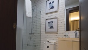 Luxury Apartment | Bathroom | Shower, free toiletries, hair dryer, towels - Soha suites II D11 (Santiago de los Caballeros)