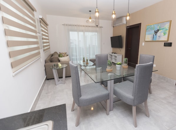 Appartement Confort | Repas dans la chambre