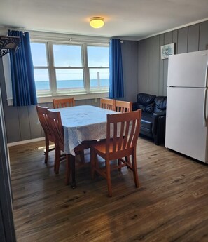 Dining - Enjoy the Oceanside Comfort at the Tuna Saturday cottage located at the Oceana Cottages (North Truro)