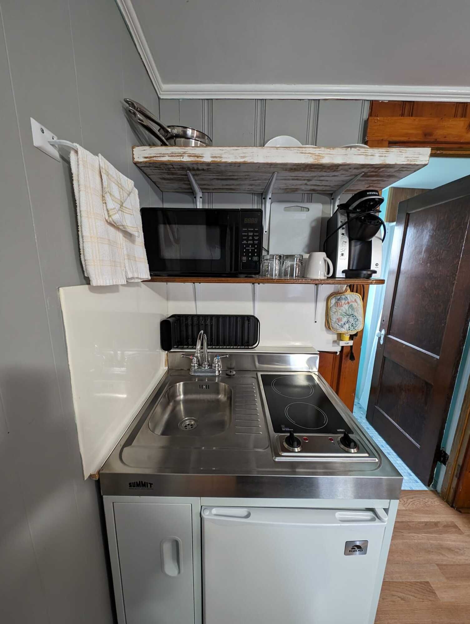 Micro-ondes, four, plaque de cuisson, cafetière/bouilloire