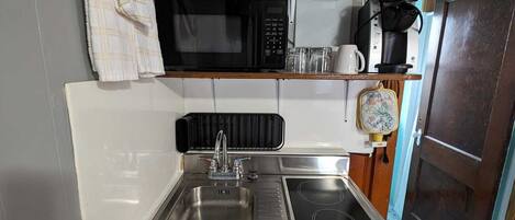 Micro-ondes, four, plaque de cuisson, cafetière/bouilloire