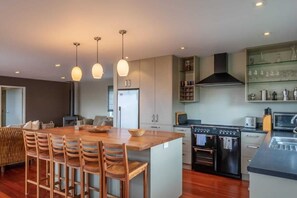 Fridge, microwave, oven, stovetop - Lake View Inn | Super Comfortable with Lake Views (Rotorua)