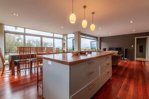 Interior - Lake View Inn | Super Comfortable with Lake Views (Rotorua)