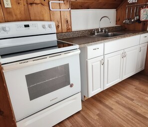 Mikrowelle, Ofen, Herdplatte, Wasserkocher mit Kaffee-/Teezubehör