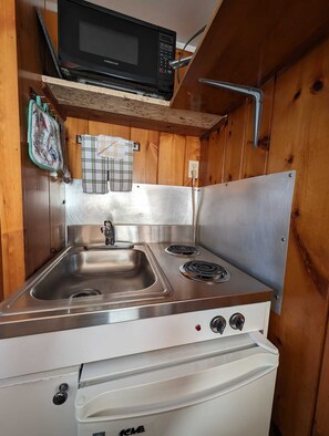 Mikrobølgeovn, ovn, kokeplater og kaffetrakter/tekoker