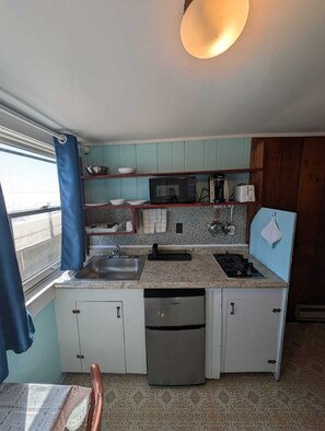 Mikrowelle, Ofen, Herdplatte, Wasserkocher mit Kaffee-/Teezubehör