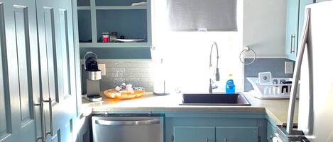 Een koelkast, een microgolfoven, een oven, een kookplaat