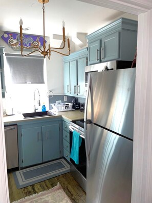 Kylskåp, mikrovågsugn, ugn och spishäll