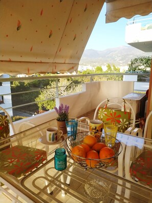 Outdoor dining - Thalia Apartment in Kalamata,  15'walk from the city center and the beach (Kalamata)