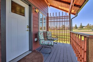 Terrace/patio - Updated Townhouse w/ Pergola, Walk to Downtown! (Choteau)
