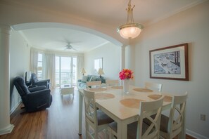 Condo, Berbilang Katil, Private Pool, Beach View | Ruang tamu | 42 inci televisyen dengan kabel