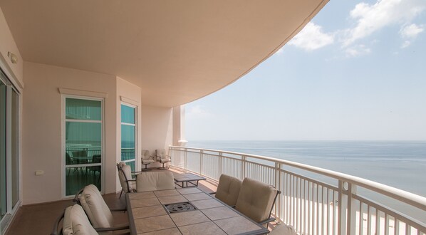 Huoneisto, useita sänkyjä, yksityinen uima-allas, rantanäköala | Parveke