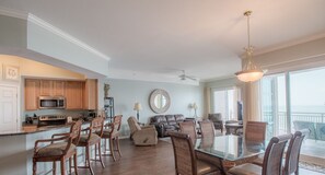 Appartement, meerdere bedden, privézwembad, uitzicht op strand | Privékeuken | Een koelkast, een magnetron, een kookplaat, een vaatwasser