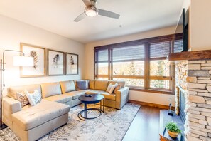 Een televisie, een open haard, een dvd-speler en een tafeltennistafel