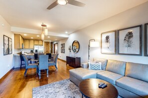 Een televisie, een open haard, een dvd-speler en een tafeltennistafel