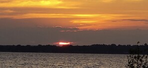 En la playa y camastros