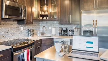 Refrigerador, microondas, horno y parrilla de estufa