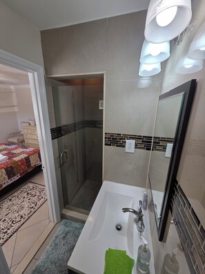 Combined shower/tub, hair dryer, towels, soap