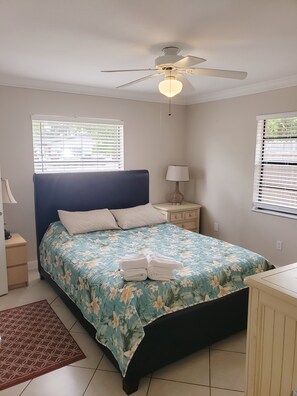 2 Schlafzimmer, Schreibtisch, Bügeleisen/Bügelbrett, Reisekinderbett