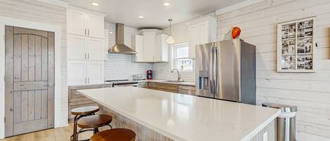 Frigorífico, microondas, horno y placa de cocina