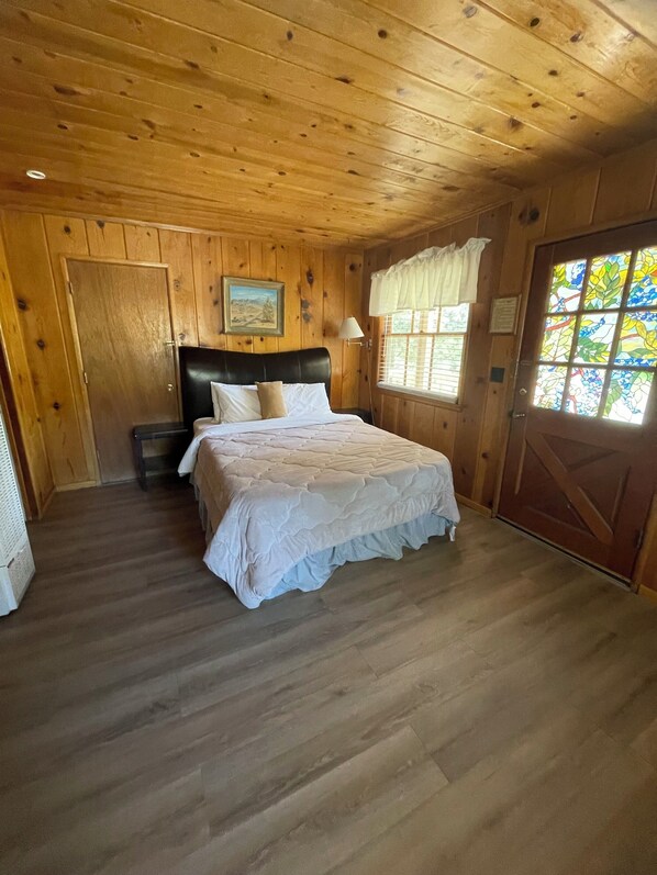 Cabin 9 - 1 Bedroom 1 Queen, 1 Twin Bed | Free WiFi, bed sheets