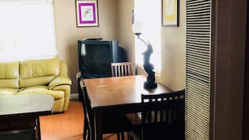 Cabane Deluxe, 1 grand lit, chambres communicantes, vue montagne | Coin séjour