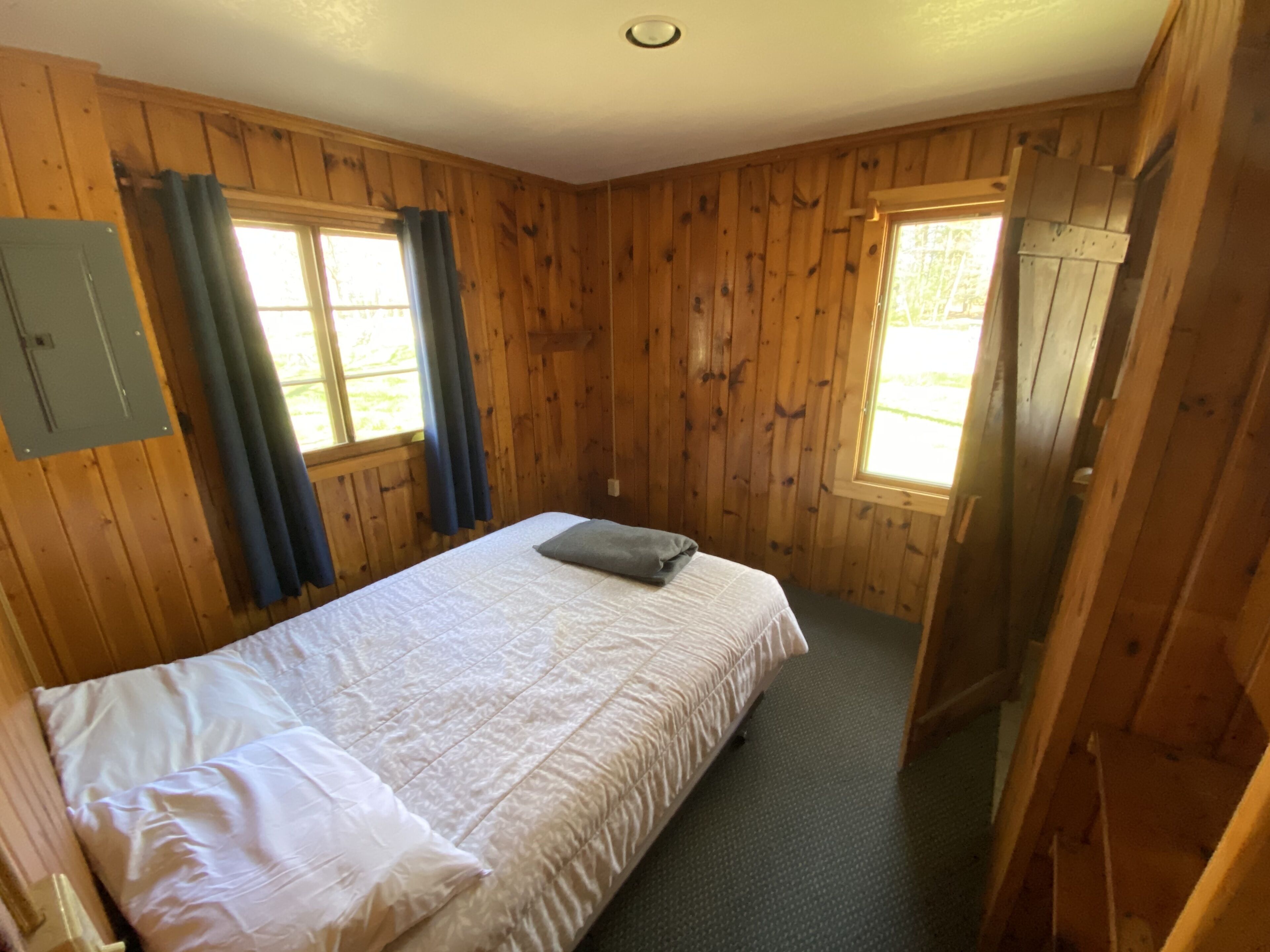 2 多间卧室、免费 WiFi、床单