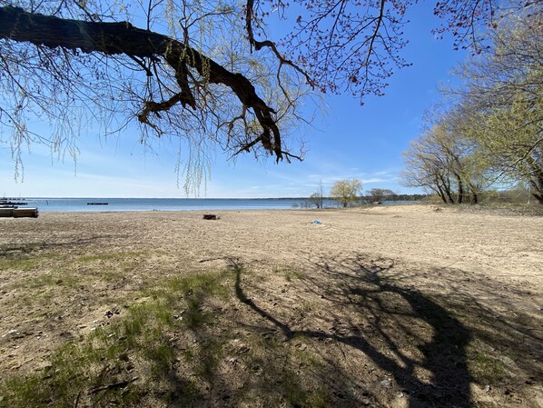 Una spiaggia nelle vicinanze