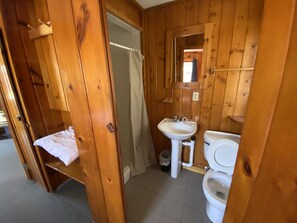 Dusch, handdukar och toalettpapper