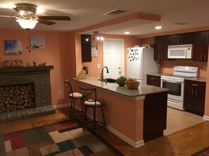 Fridge, microwave, oven, stovetop - Florida home for your perfect stay away from cold (Sarasota)