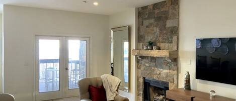 Smart TV, chimenea, videojuegos, reproductor de DVD