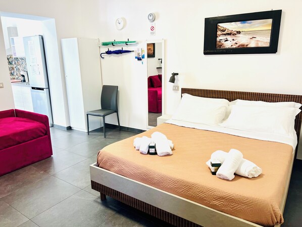 1 chambre, fer et planche à repasser, lit de bébé portatif