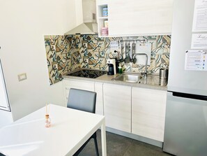 Réfrigérateur, plaque de cuisson, cafetière/bouilloire