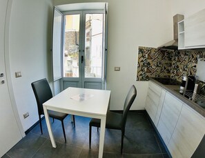 Kühlschrank, Herdplatte, Wasserkocher mit Kaffee-/Teezubehör