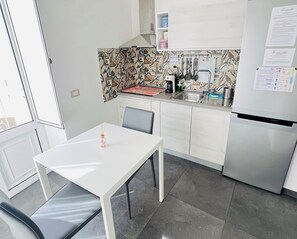 Fridge, stovetop, coffee/tea maker, cookware/dishes/utensils - Sweet Life Holiday Home "I Spicchiteddi" (lipari)