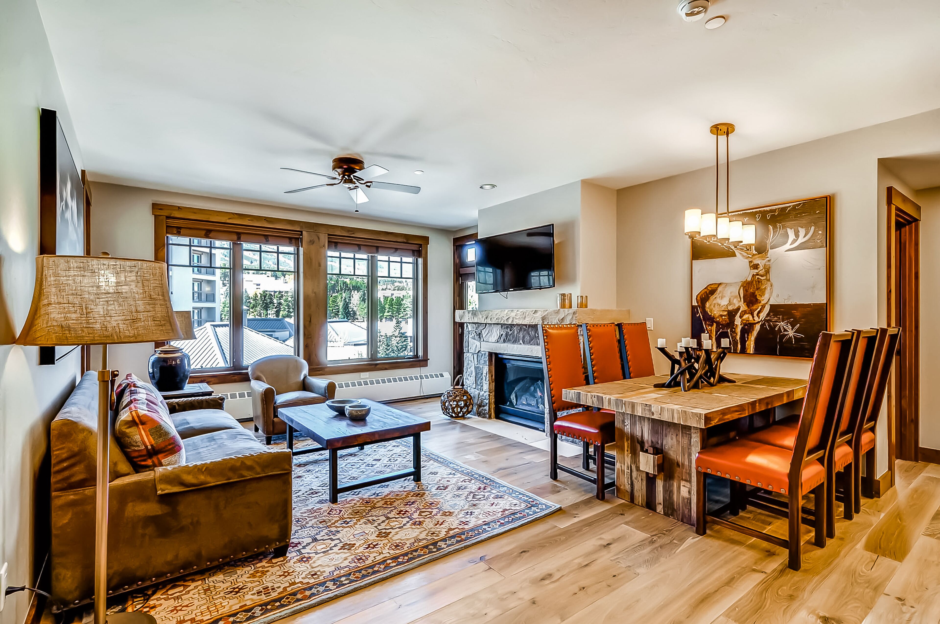 Luxury condo with large balcony, great views, pool & hot tubs - walk to lifts