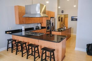 Fridge, microwave, oven, stovetop - 1800 Sq Ft Loft Downtown Near Convention Center (Indianapolis)