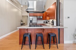 Fridge, microwave, oven, stovetop - Modern Loft next to Georgia St and Convention Center (Indianapolis)