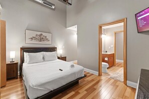 4 bedrooms, iron/ironing board, WiFi - Modern Loft next to Georgia St. & Convention Ctr. (Indianapolis)