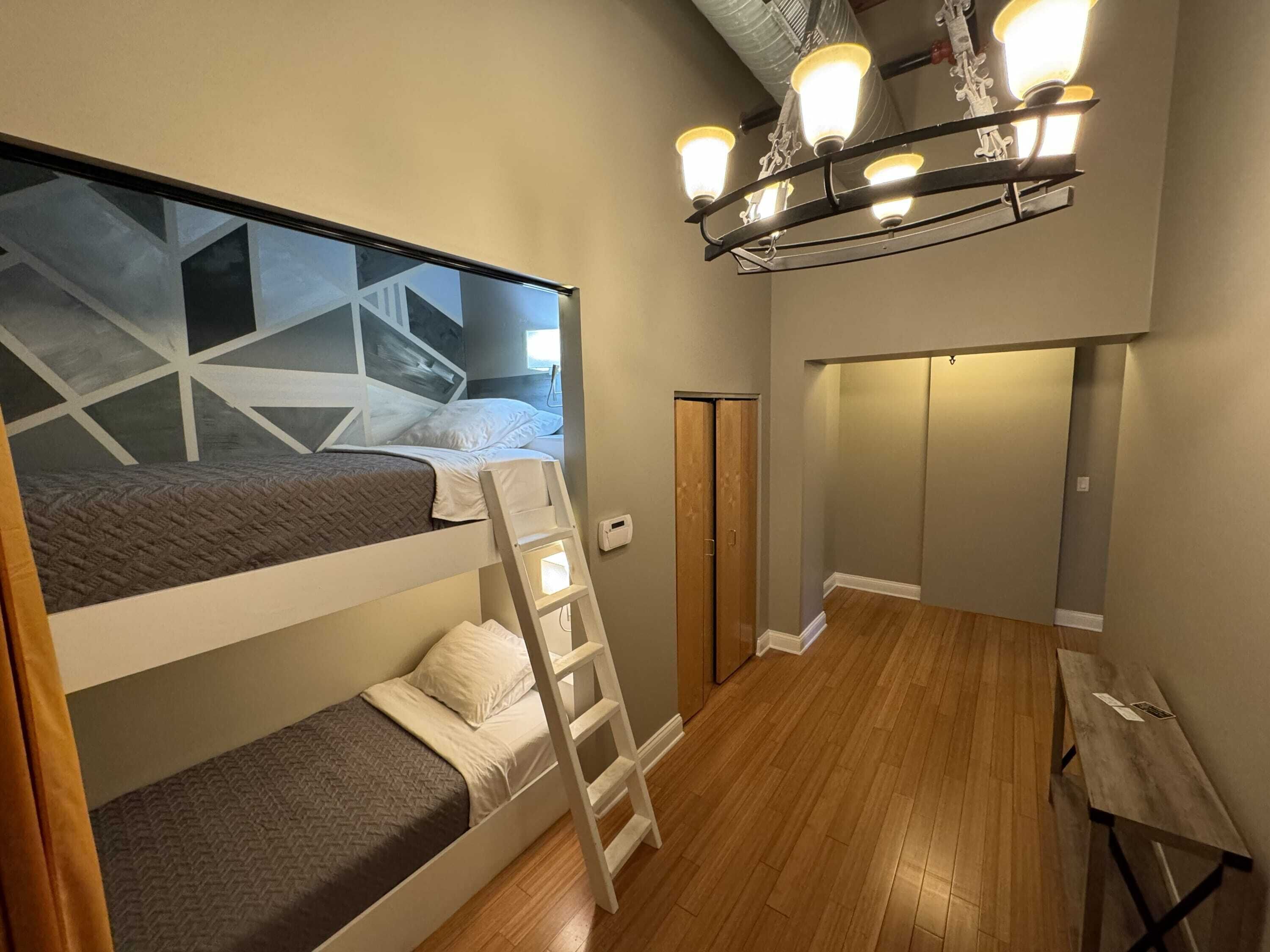 4 slaapkamers, een strijkplank/strijkijzer, wifi