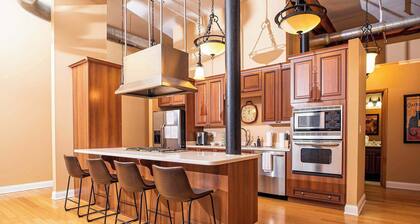 Luxurious Downtown Condo by Georgia St