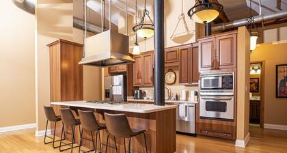 Luxurious Downtown Condo by Georgia Street