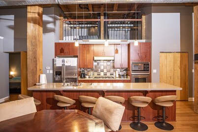 Georgia Street 4 Bedroom Condo Downtown!!