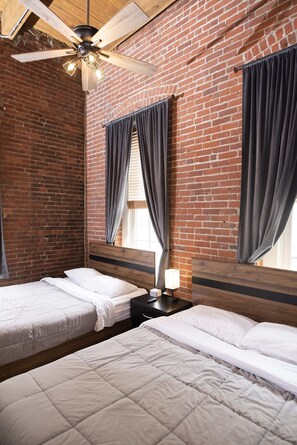 4 habitaciones, tabla de planchar con plancha, wifi y ropa de cama 