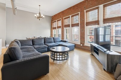 Top Floor Loft! 4 Bedrooms and 2,000 sq ft